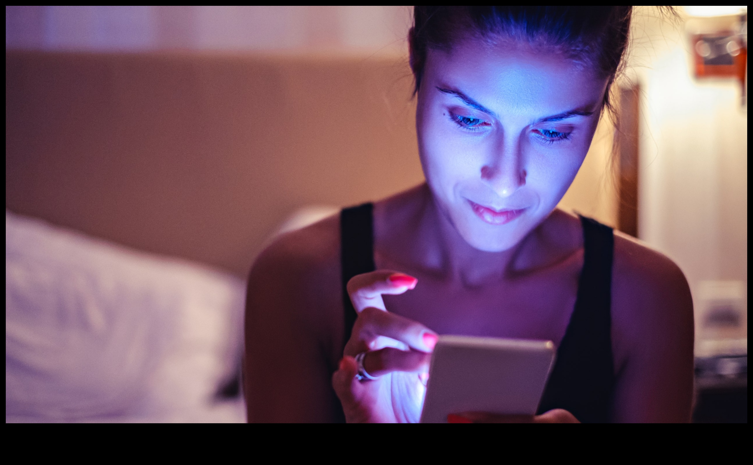 Zilās gaismas ietekme uz jūsu ādu: aizsardzība pret digitālo novecošanos