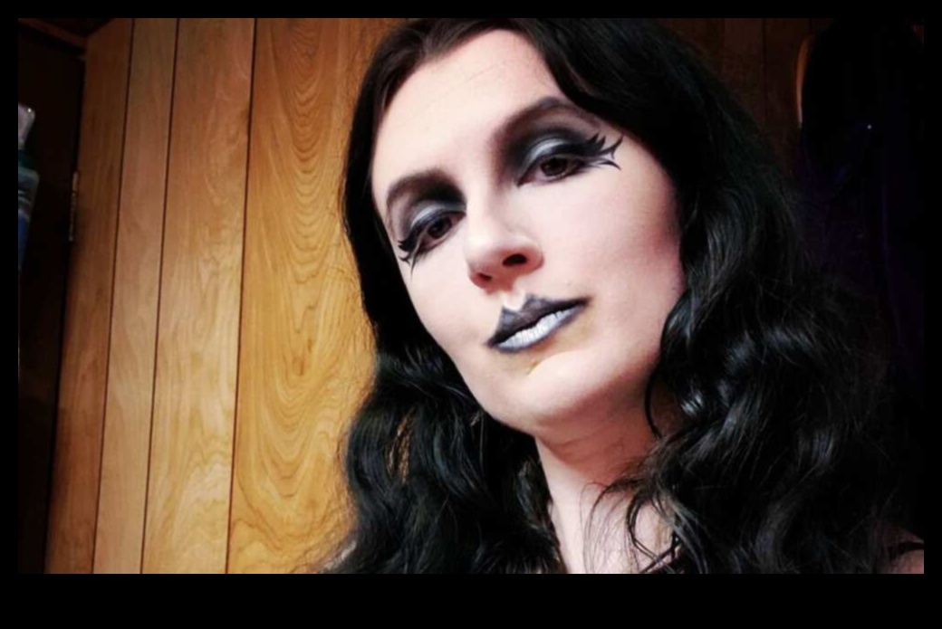 Glam Meets Goth modernu tumšo krāšņo grimu 3 Glam Meets Goth: izpētiet tumšus, krāšņus grima stilus ar malām