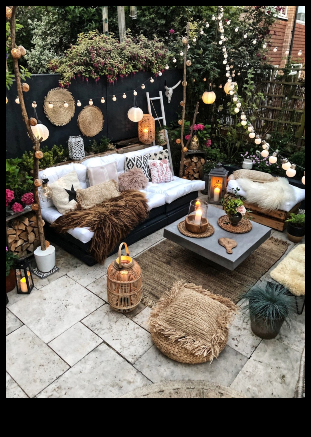 Boho āra sēdvietas Eleganta un neformāla telpa 1 Kā es varu izveidot Boho iedvesmotu āra atpūtas zonu ar Marokas pufiem?
